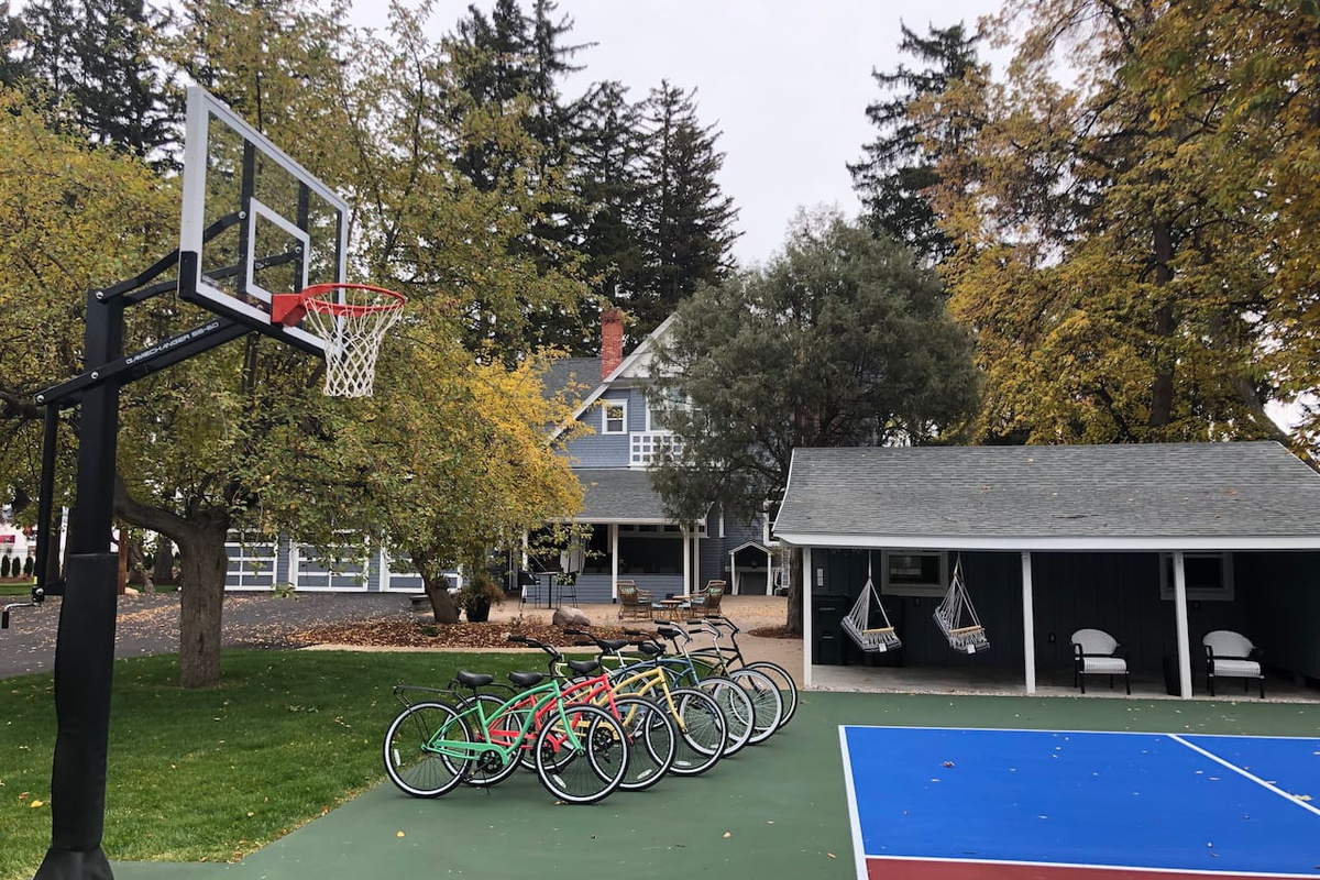 Free Bicycles for your use. Trail on Bitterroot River only 3 minutes ride from house.