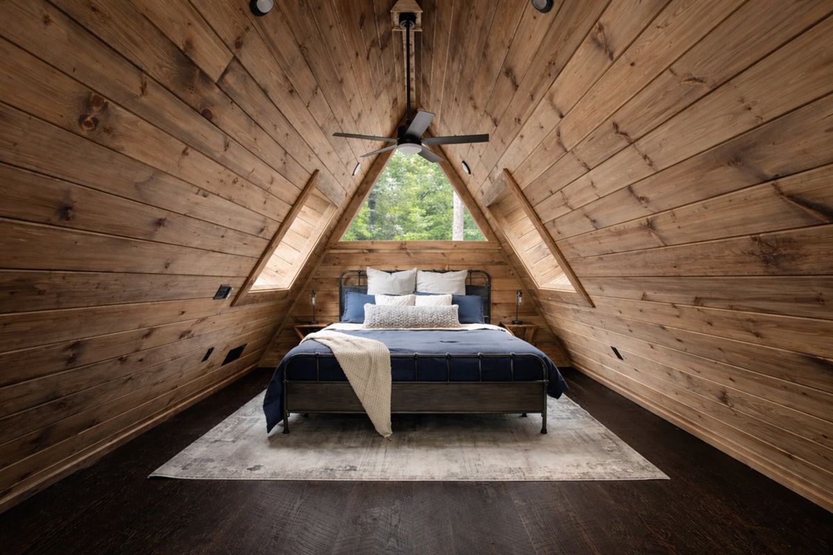 Drift off in the cozy loft bedroom, where floor‑to‑ceiling glass above your head makes it feel like you&rsquo;re sleeping under the stars in your own private hideaway.