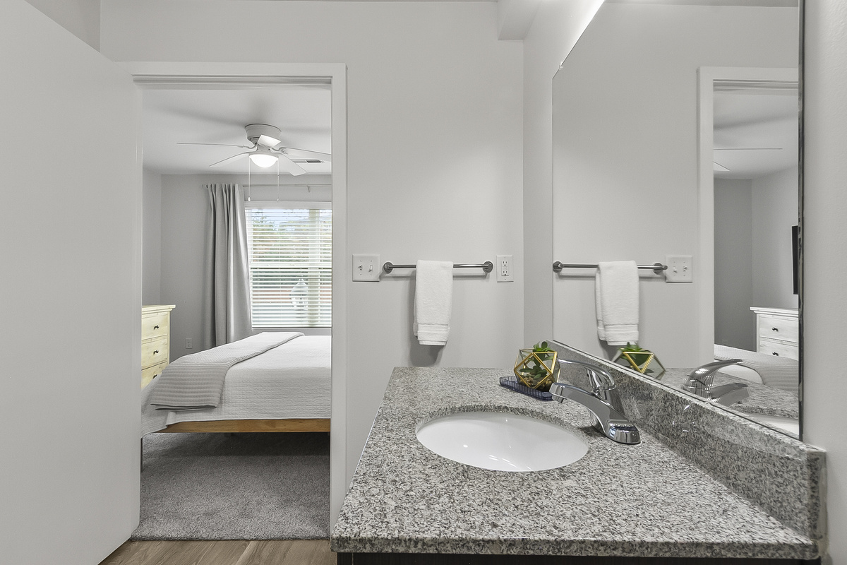 King Bathroom 2