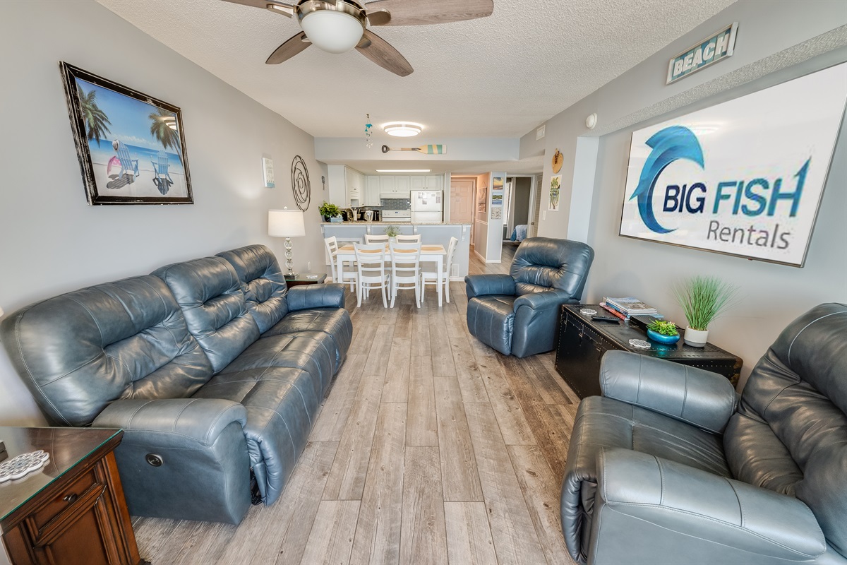 Living Room with Stunning Views🌊☀️