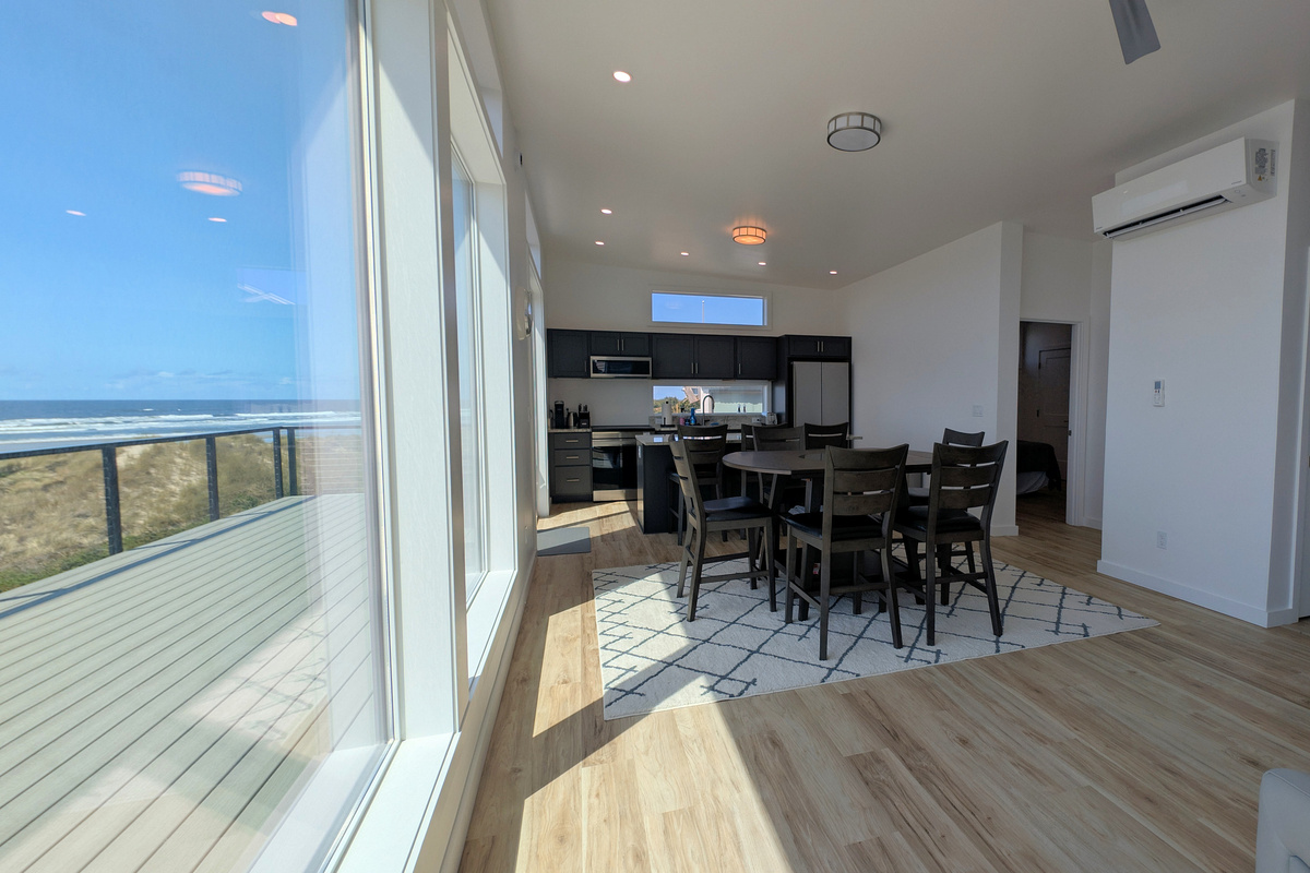 Dining & deck