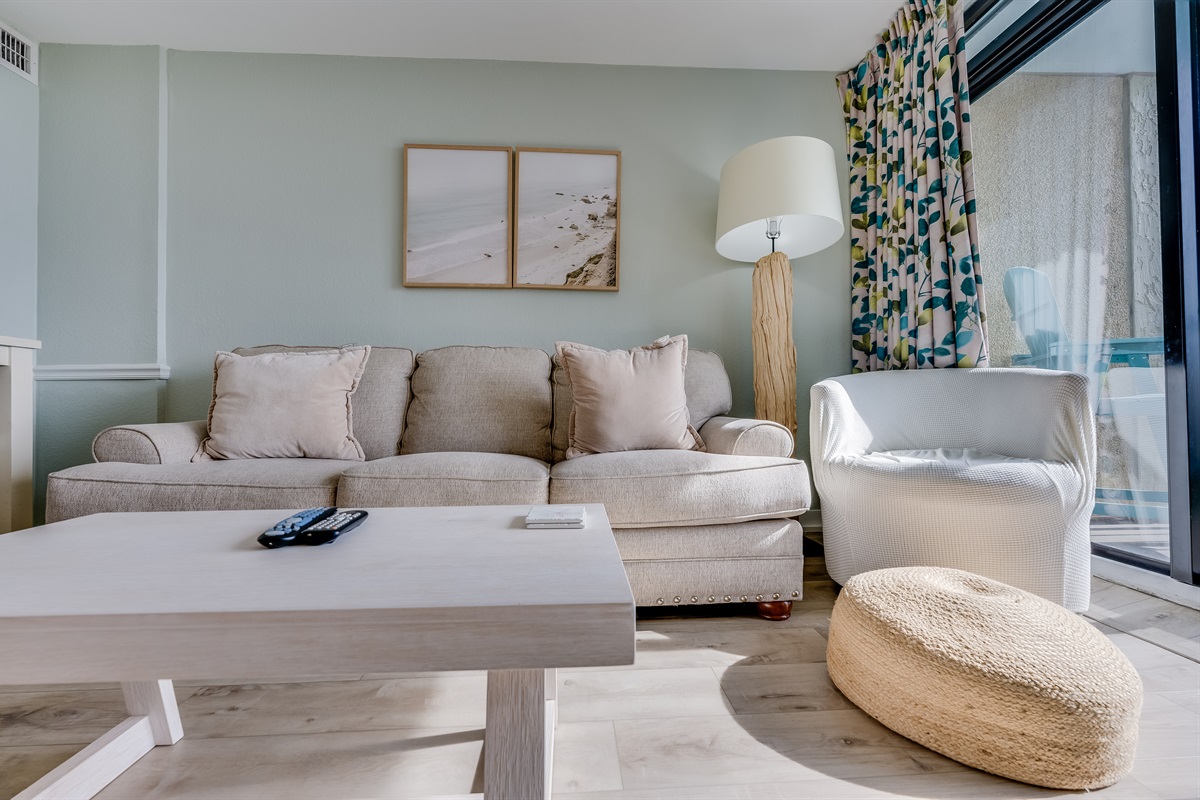 Amazing Living Room with Stunning Views🌊☀️
