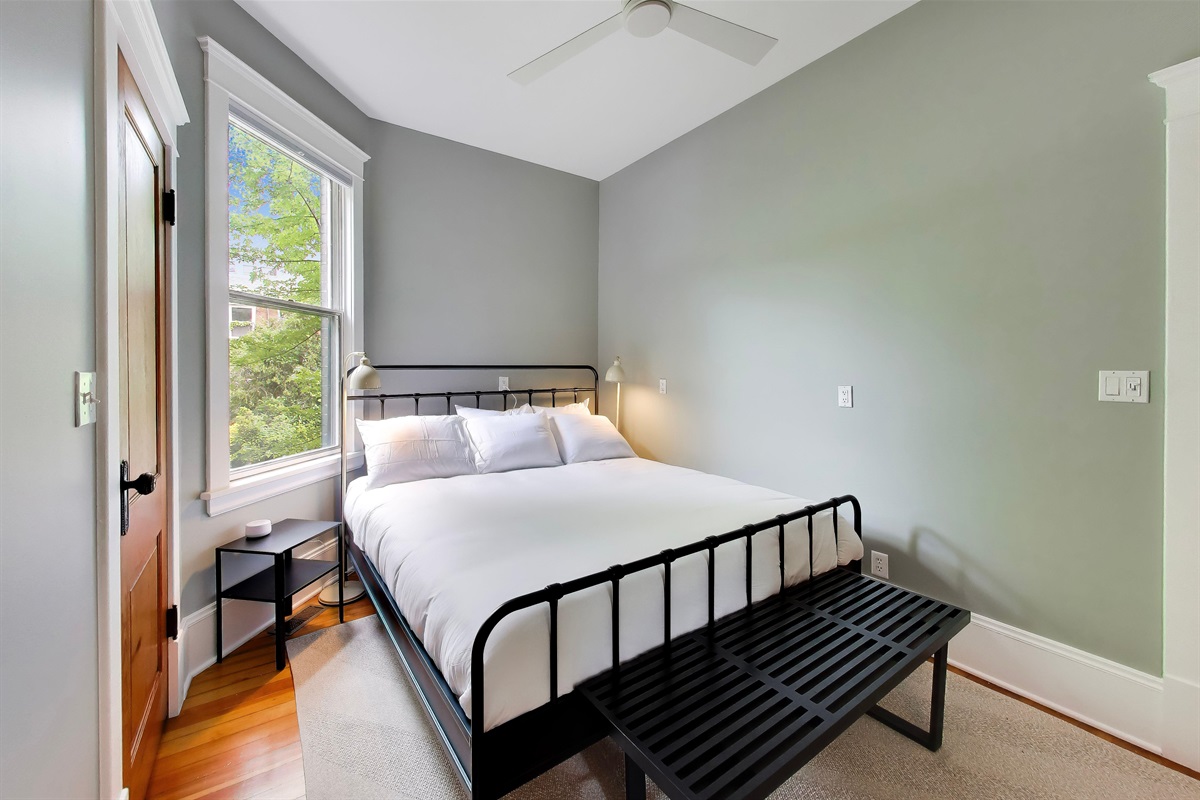 Lower Unit - Bedroom 1 - King Casper Mattress