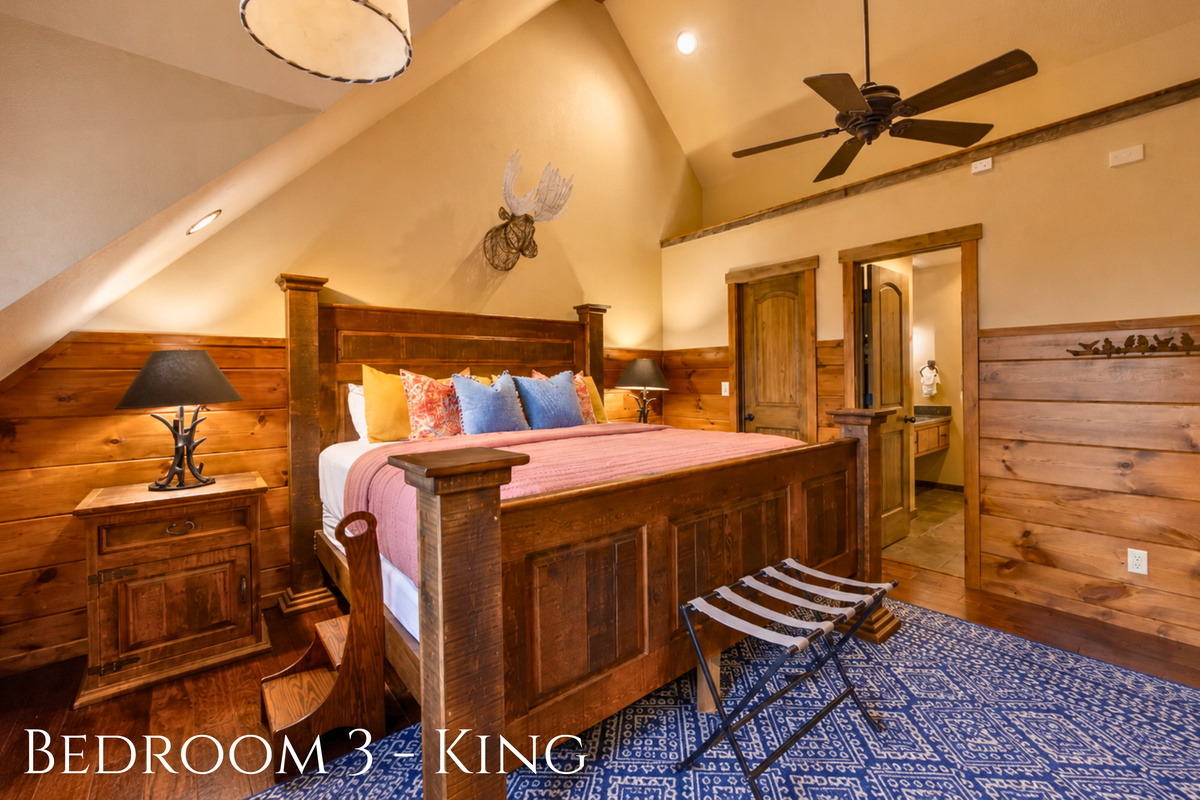 This inviting king room pairs colorful cabin-inspired details with a comfortable sitting area, creating a nice little retreat when you want some quiet time away from the group.