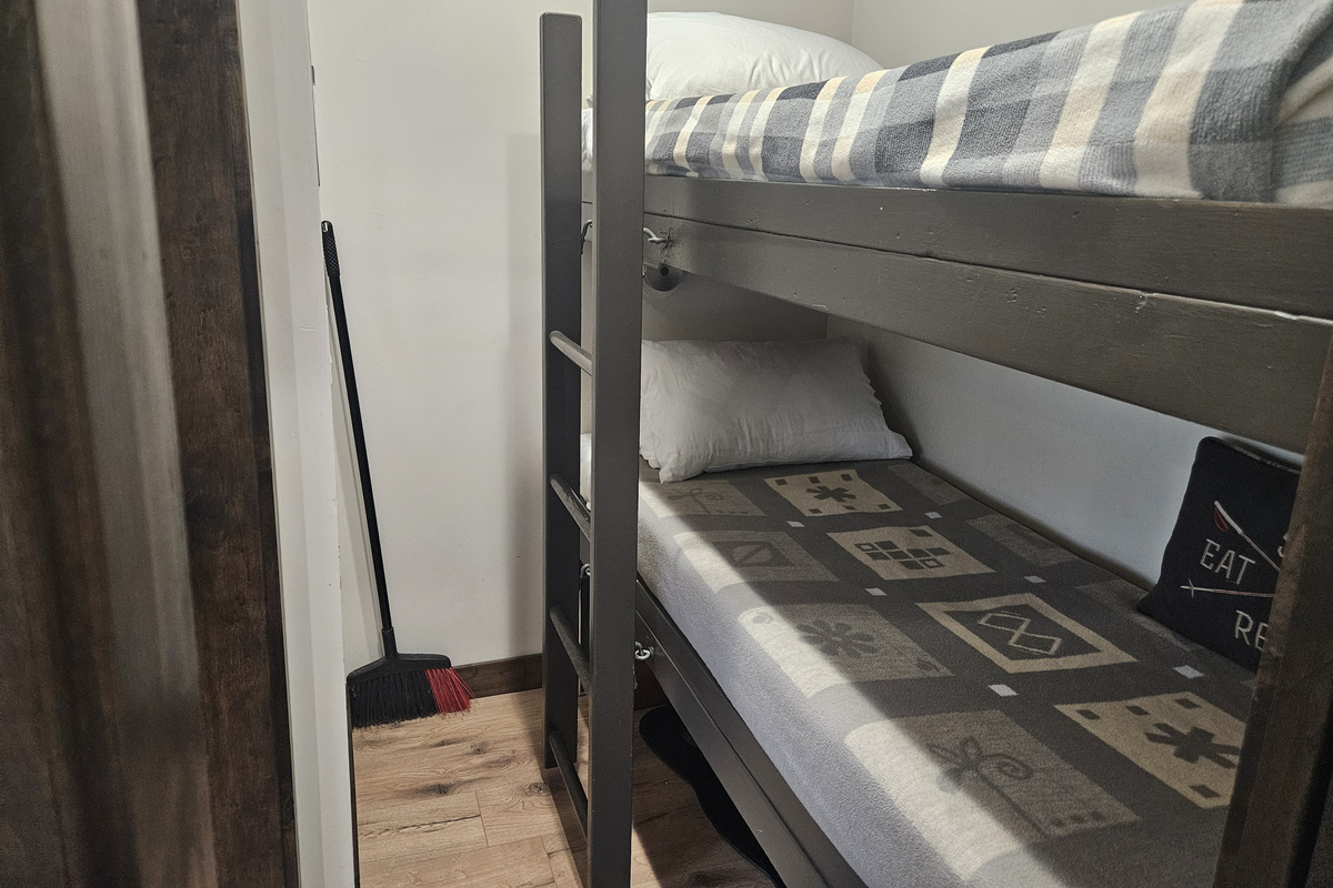 Twin bunk beds