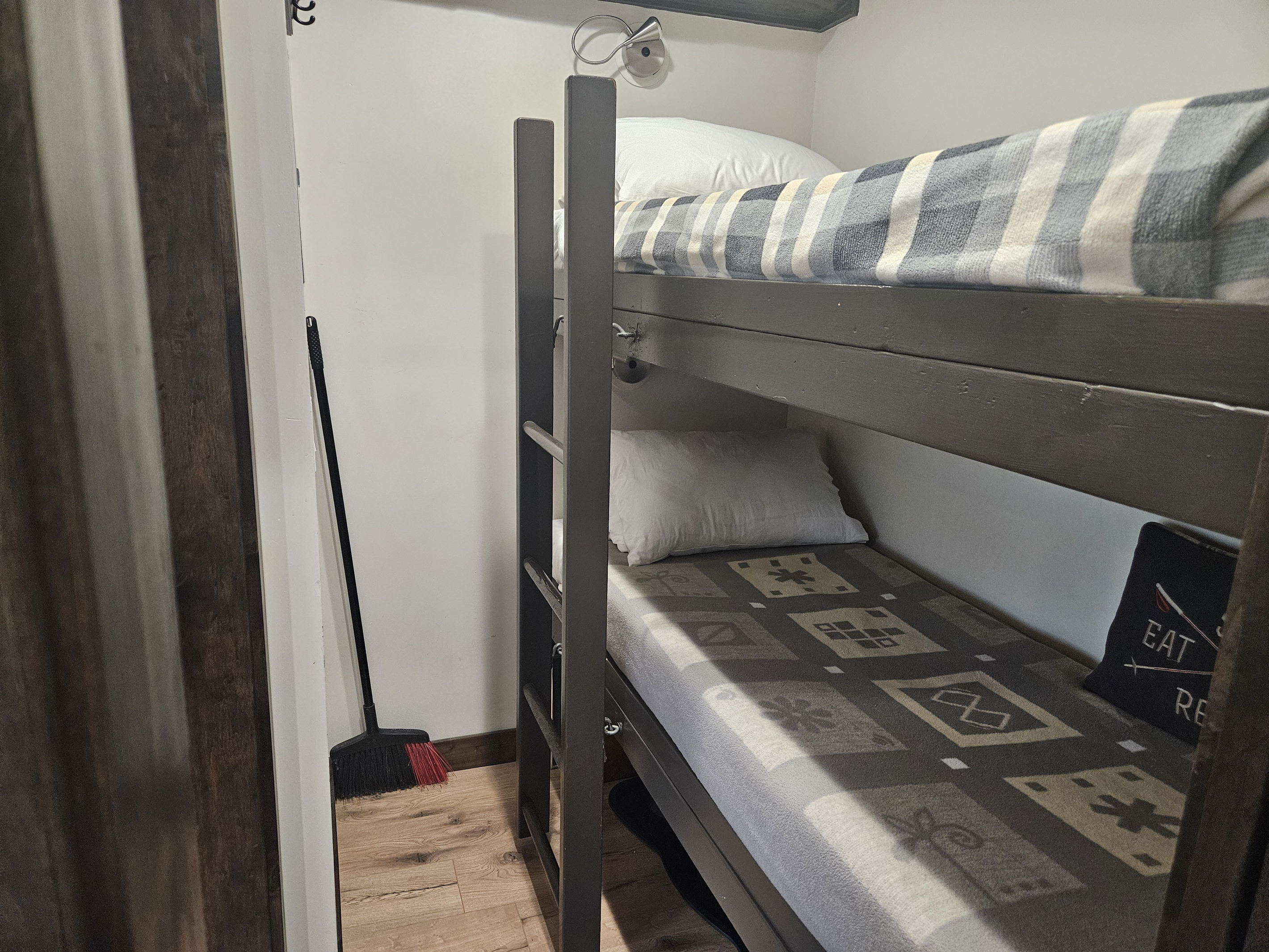 Twin bunk beds
