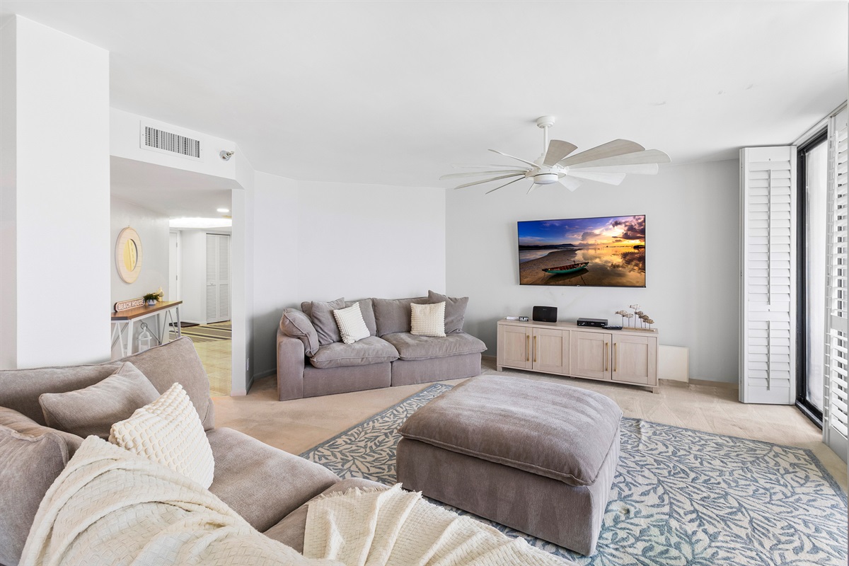 Living room, entrance to balcony with stunning views of the beach and the Gulf of Mexico / America