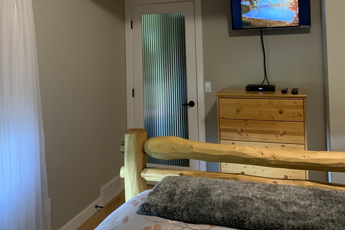 DAMESELFLY SUITE WITH QUEEN BED