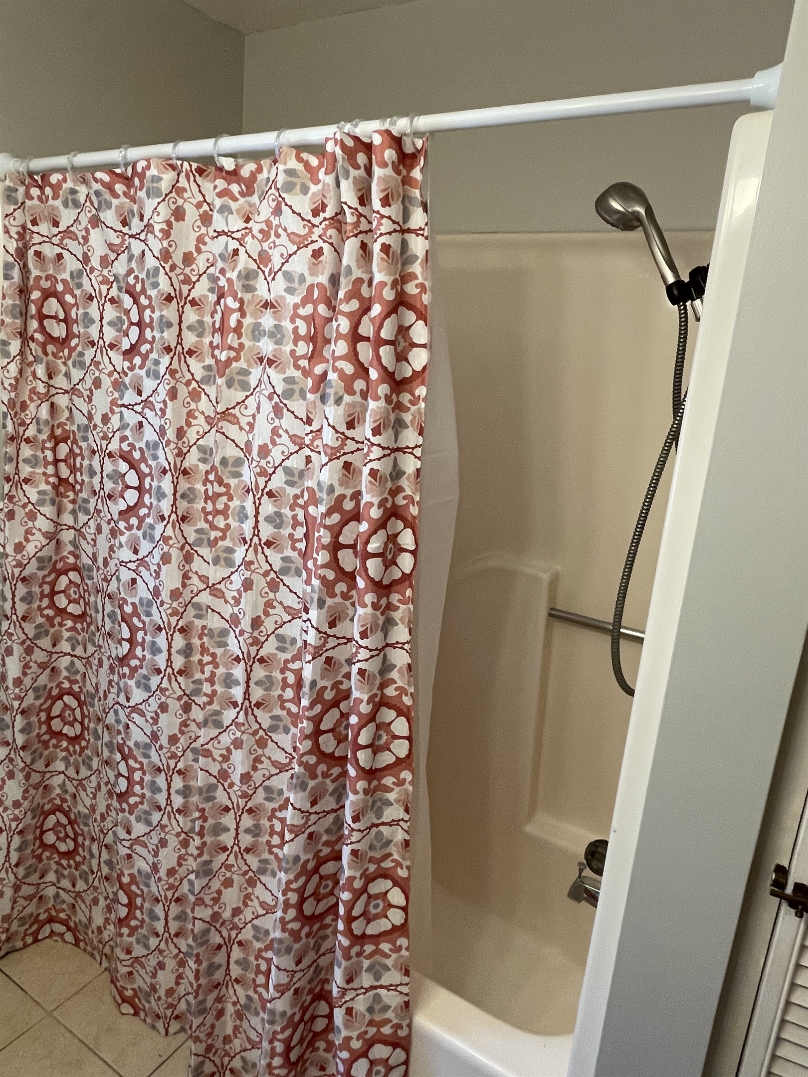 Attached apartment - bath w/ tub/shower