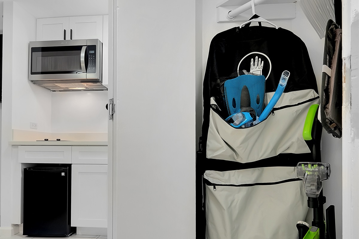 Thoughtfully equipped for island adventures — your stay includes convenient beach and snorkeling gear, stored neatly for easy access. Everything you need for a day of fun on Waikīkī’s world-famous shores is right at your fingertips.