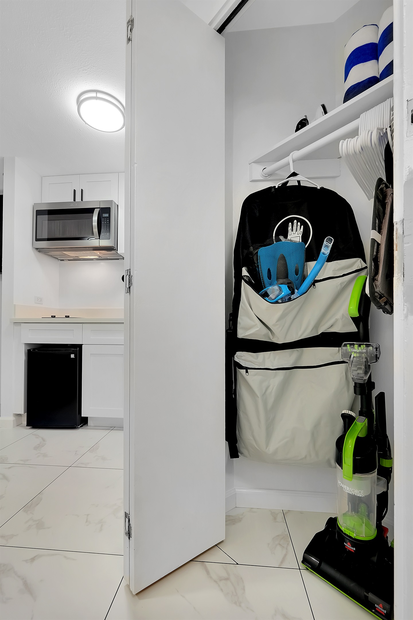 Thoughtfully equipped for island adventures — your stay includes convenient beach and snorkeling gear, stored neatly for easy access. Everything you need for a day of fun on Waikīkī’s world-famous shores is right at your fingertips.