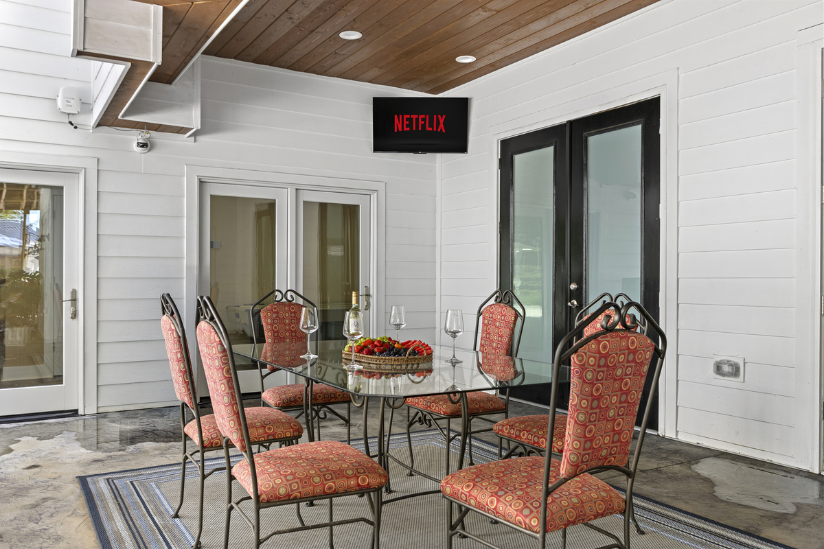 Outdoor Dining Oasis: Enjoy meals al fresco with Netflix and delightful views!