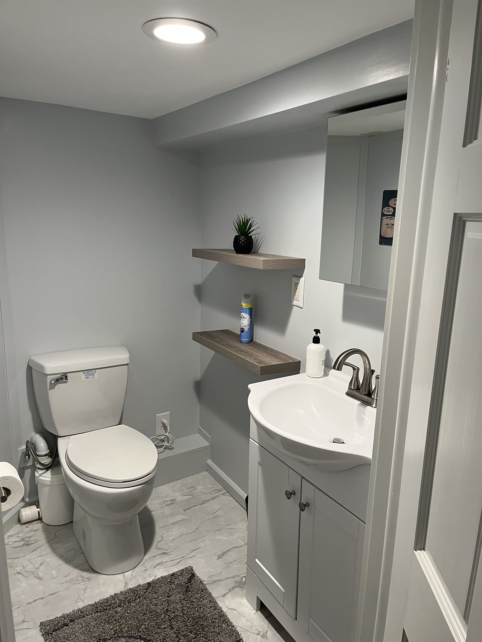 Lower Level King ensuite 1/2 bath