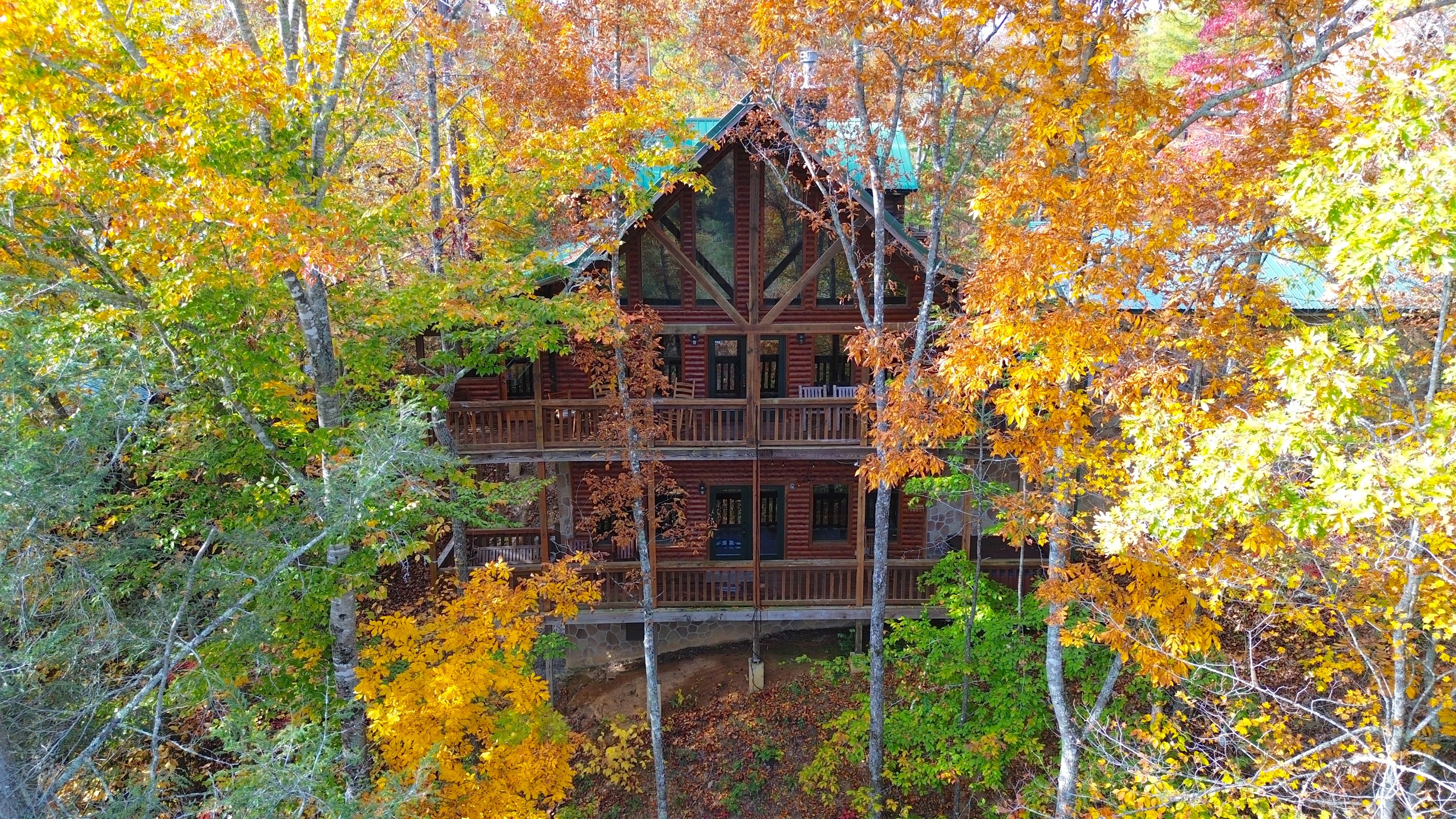Charming Cabin Retreat: Nestled among vibrant autumn foliage, your adventure awaits in Pigeon Forge!
