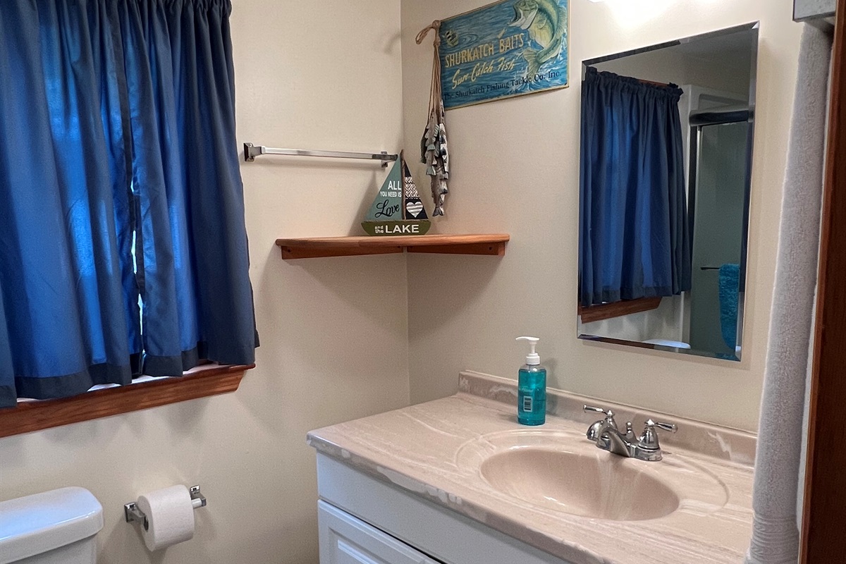 1st floor bathroom with tub/shower