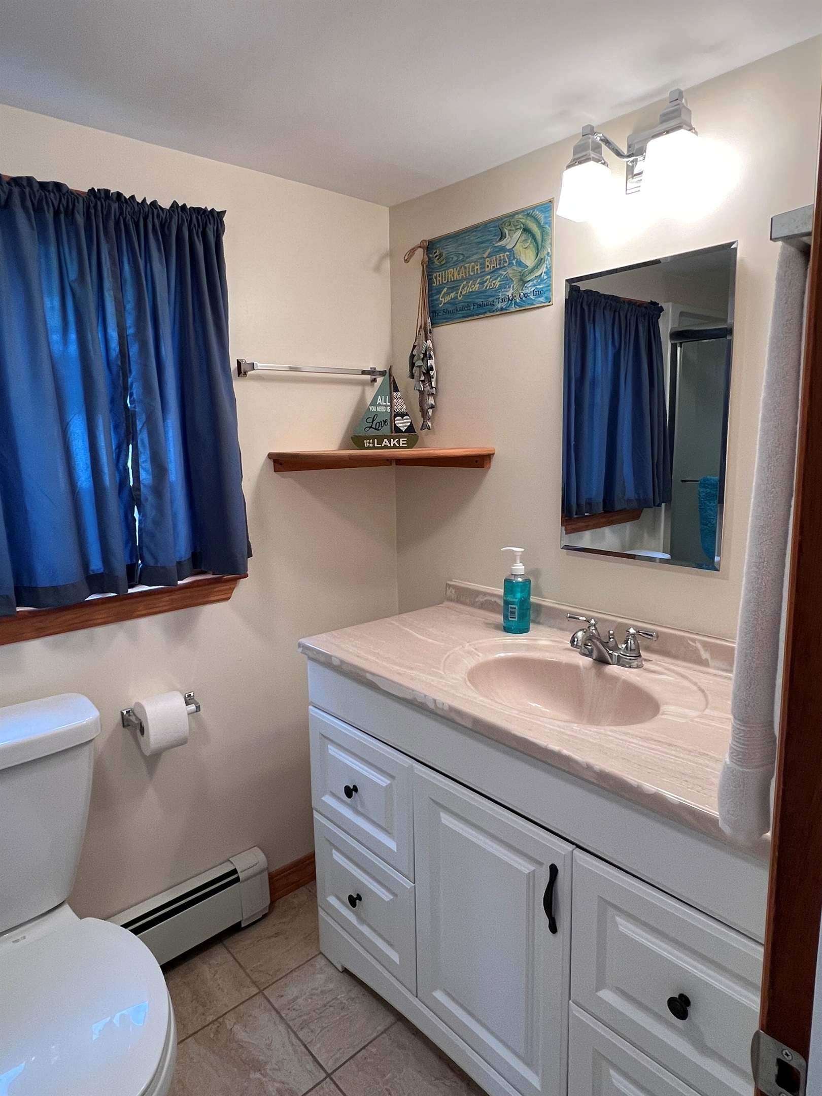 1st floor bathroom with tub/shower