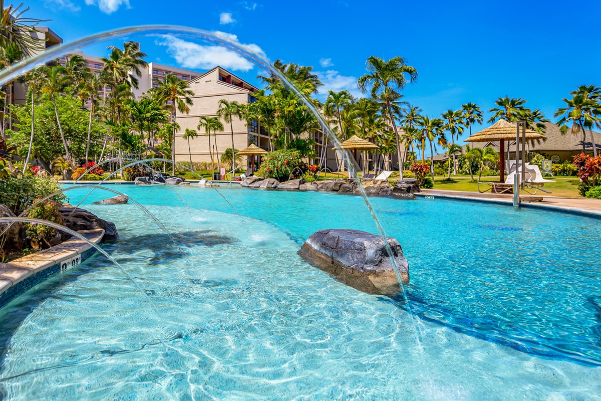 Tropical surroundings for your pool experience