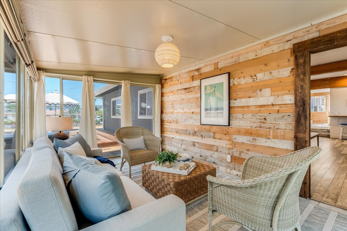 Sunroom w/ sofabed for sleeping