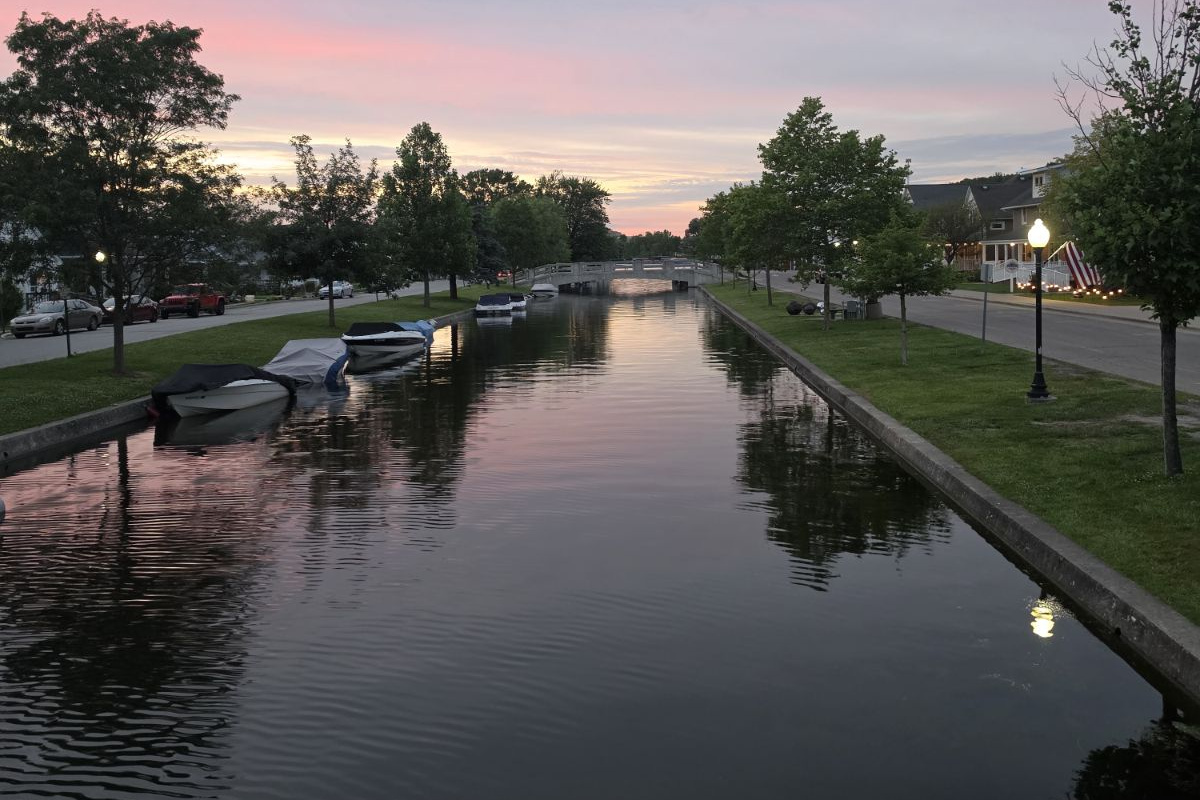 Golden hour hitting the iconic canal. Take a scenic evening walk right past the docked boats and into the heart of the Village shops and local dining—all just steps away from Wanderer's Rest.