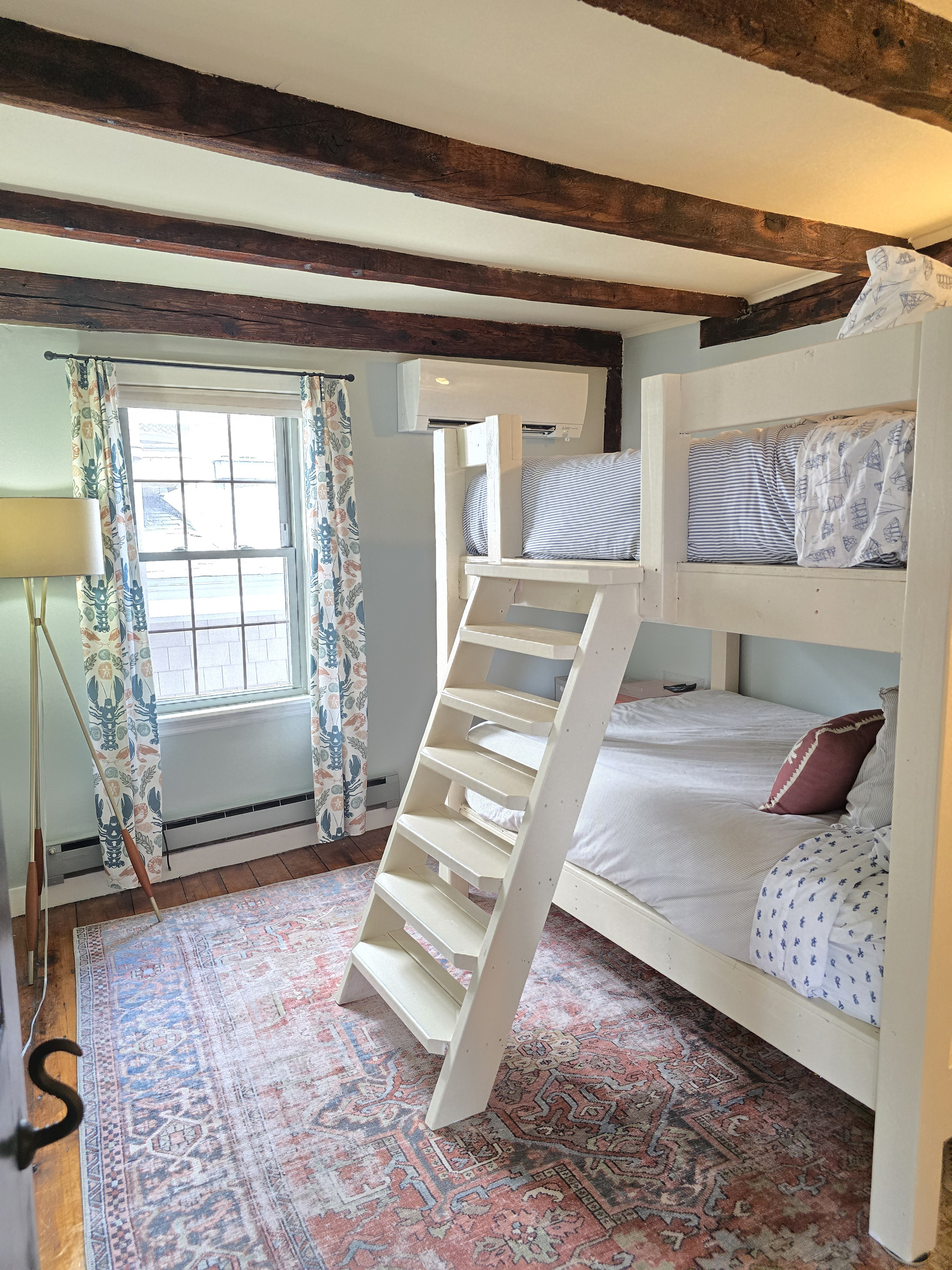 Bunk room with AC, 2 queen beds