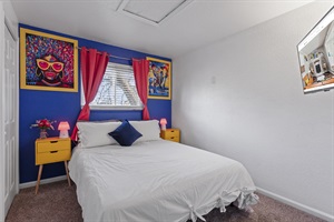 Versatile Comfort for All 🛏️👩‍💼📺 – Our room boasts a queen-sized bed and a smart TV for your leisure.