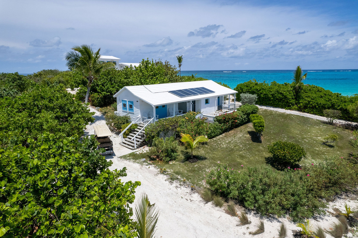 The Little White House (Sleeps 7): Traditional split Bahamian home with private King bedroom and detached living room + bunk room — ideal for a family or two couples