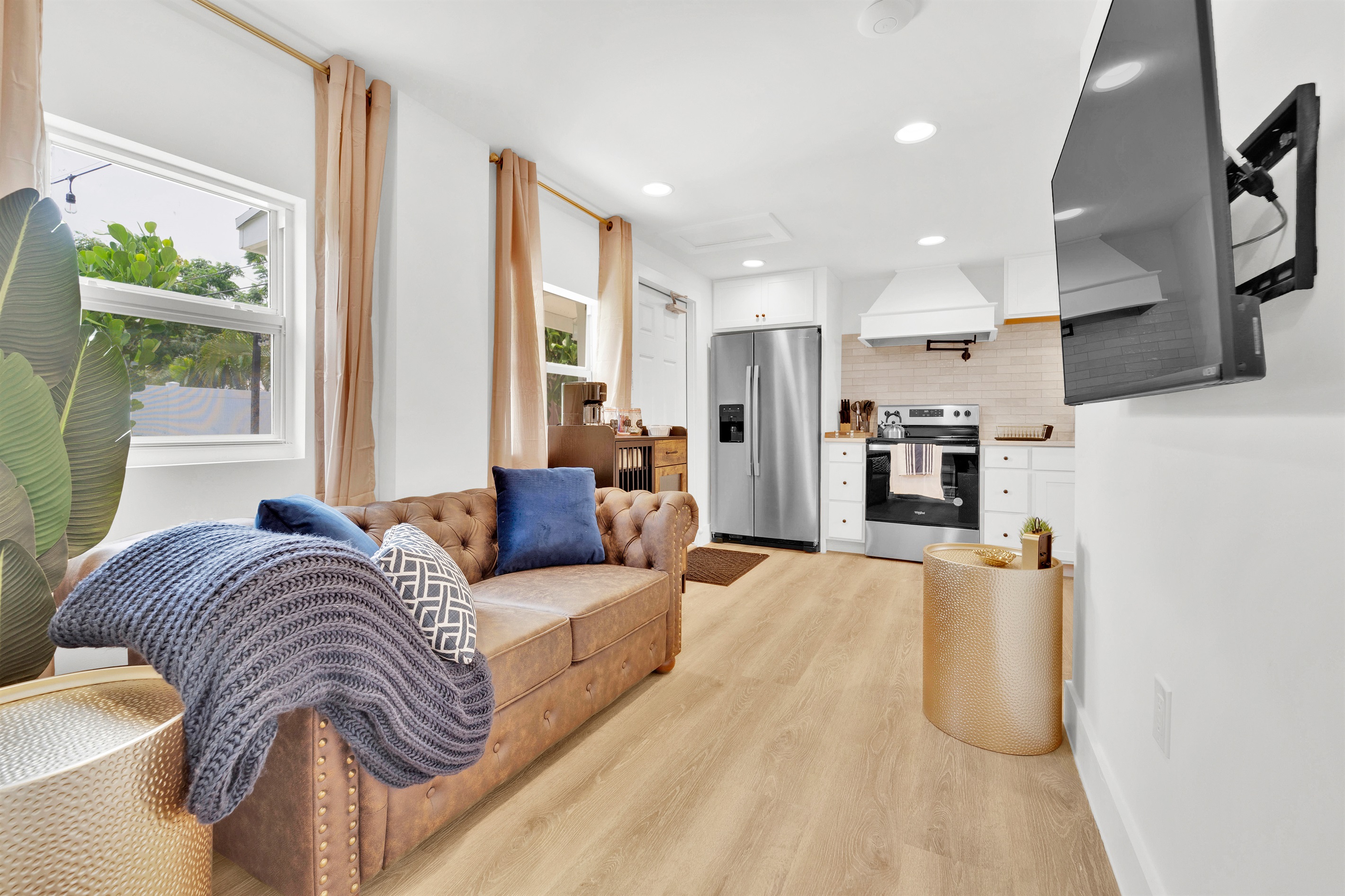 Designers spot - No Extra Fees - Palm Wave Says 4