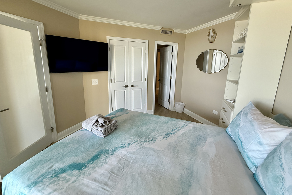 Queen Guest Bedroom w/En Suite Bath
