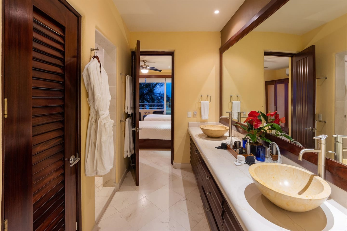 Bath - Suite 6