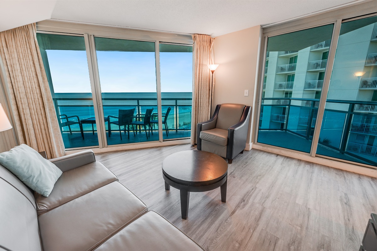 Living Room with Stunning Views🌊☀️