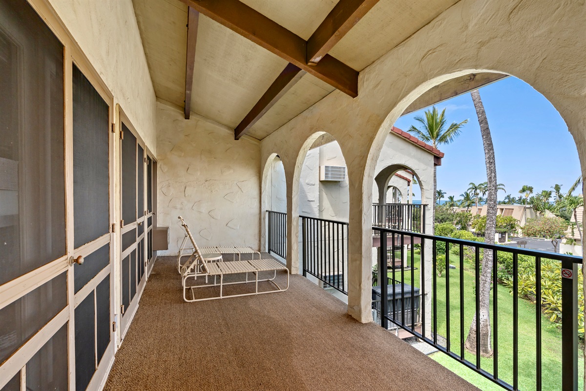 Extra large lanai to catch island breezes