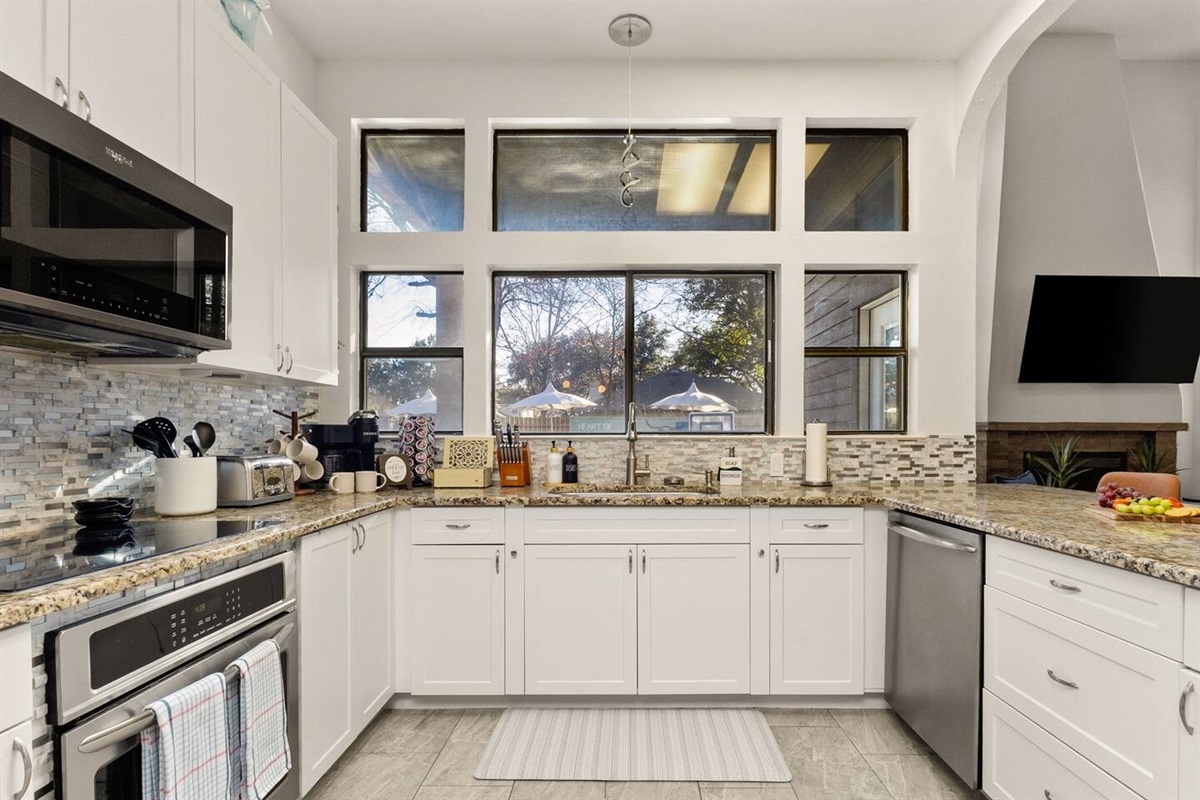  Bright, fully stocked kitchen with stainless appliances and everything your group needs—perfect for prepping family meals, game-day snacks, or a team breakfast before exploring San Antonio. Gather, cook, and connect in comfort.