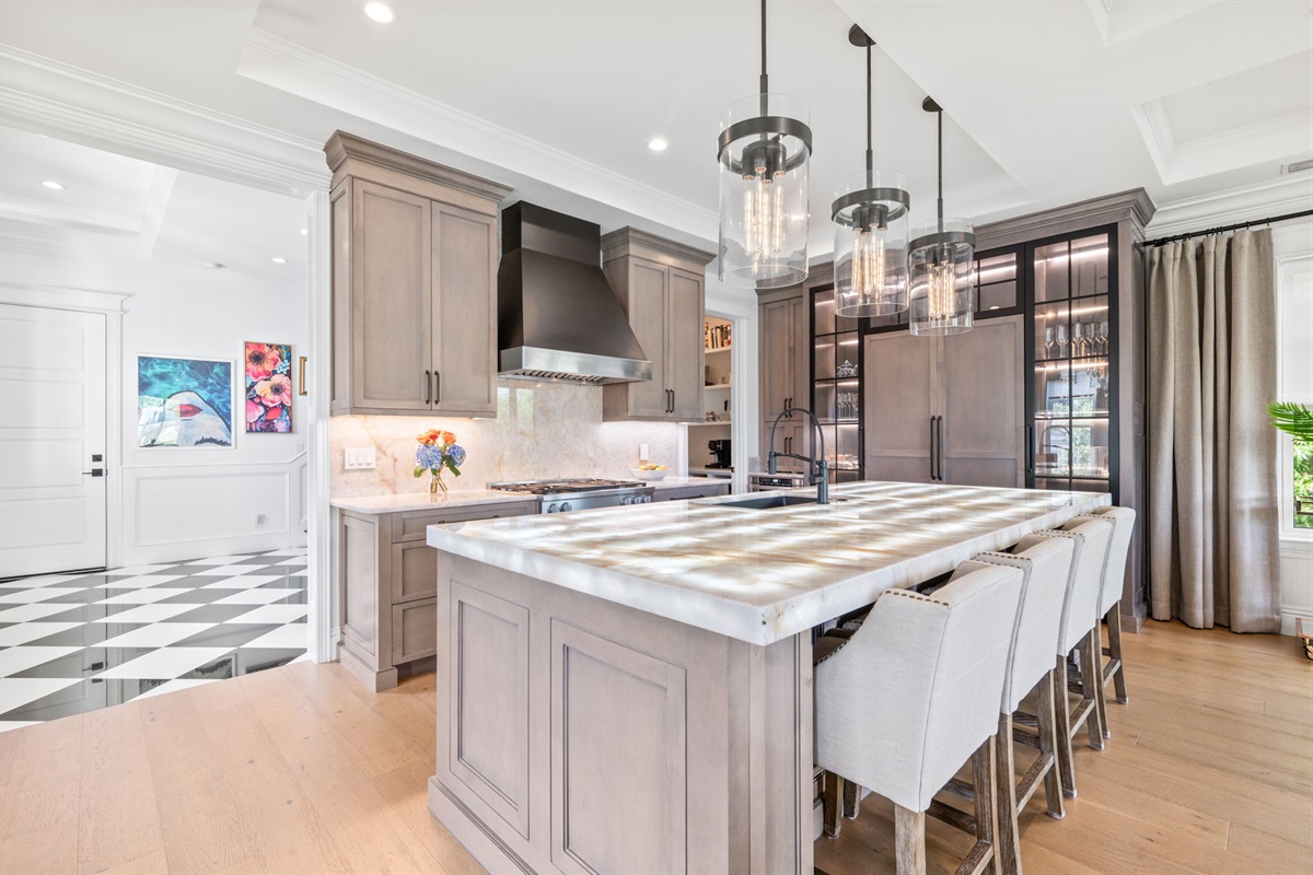 Well equipped chefs kitchen, plenty of space to gather with friends