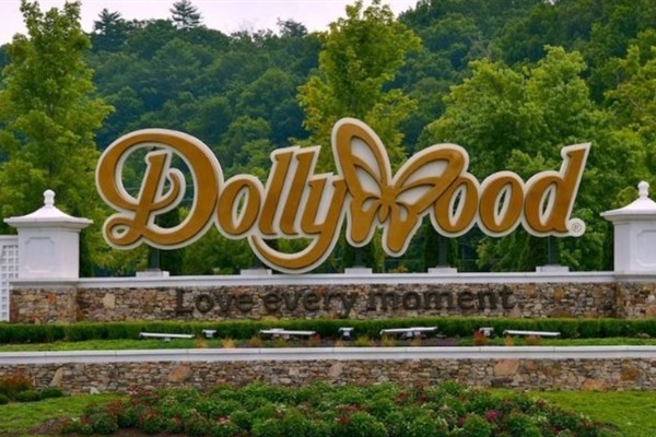 Just 15 miles from Dollywood and the vibrant Parkway, welcomes you with fun, laughter, and memories waiting to be made the perfect day trip before returning to the quiet comfort of the cabin.