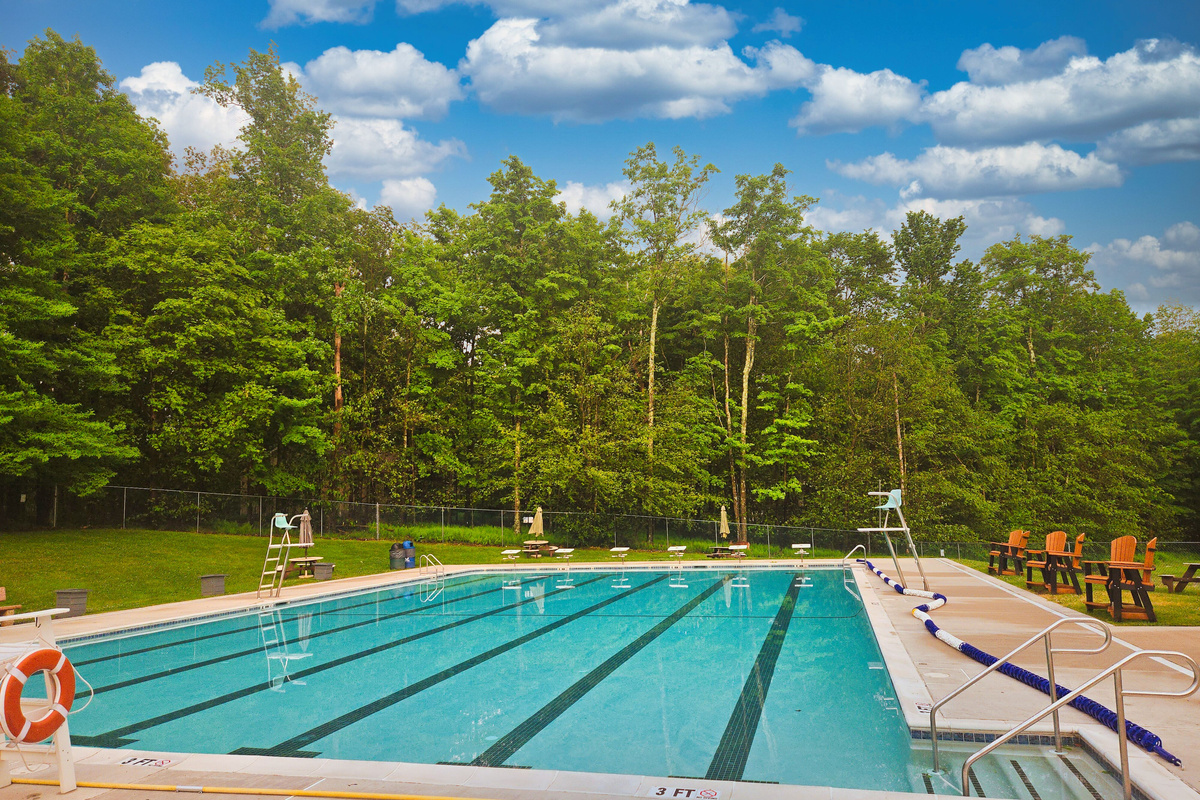 Community pool (seasonal) - Community Amenity - Arrowhead Lake - Serhii Vacation Rentals
