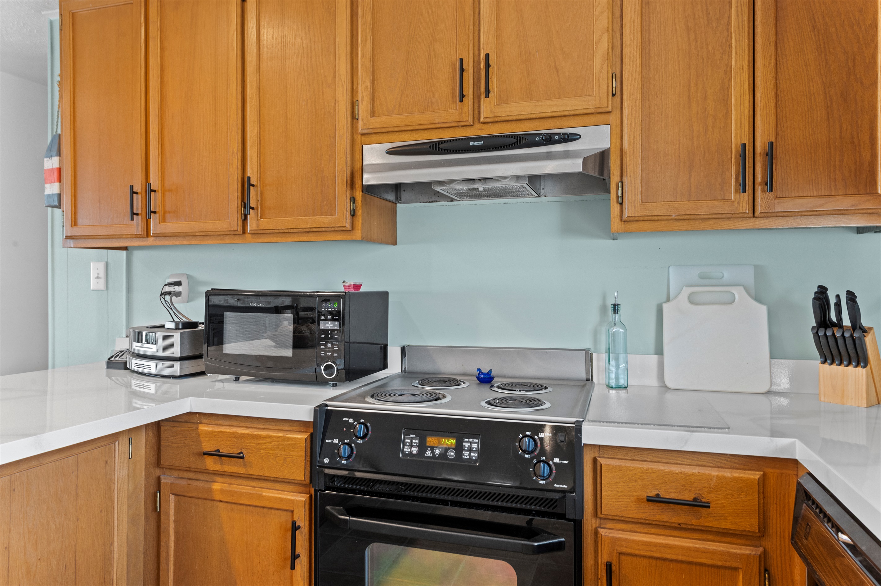 Kitchen: Whip up culinary delights in a stylish space with modern appliances and vibrant accents!