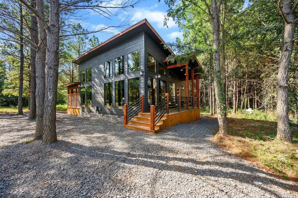 My husband and I visited Timbuktu Cabin for our 16th anniversary. It was a beautiful place. Everything was there that you needed. The place was SO clean. It was a perfect getaway. Misty was very easy to communicate with. 