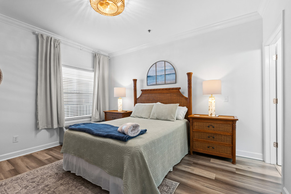 Bedroom 2 (Queen Bed)