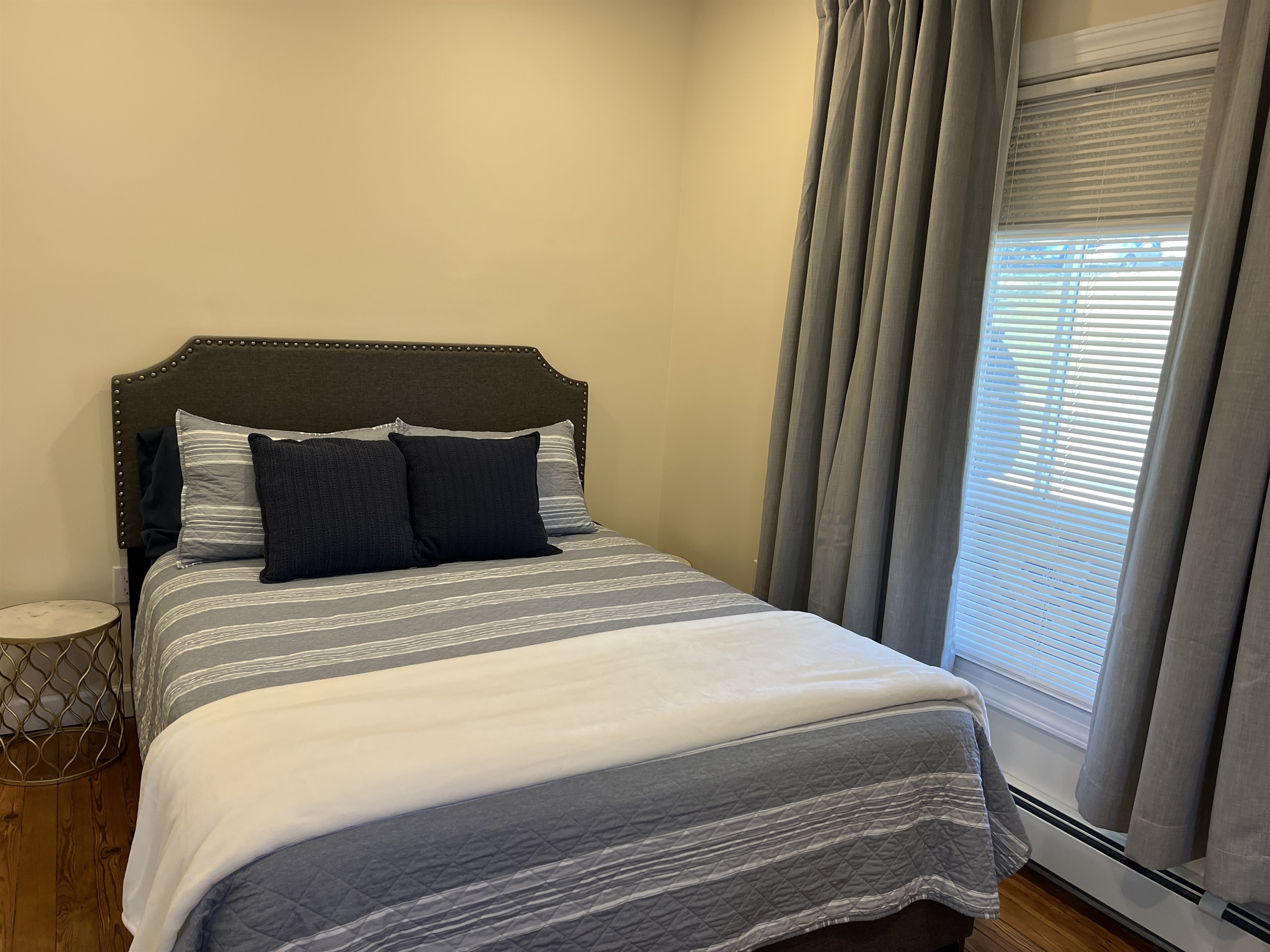Queen bedroom with SmartTV