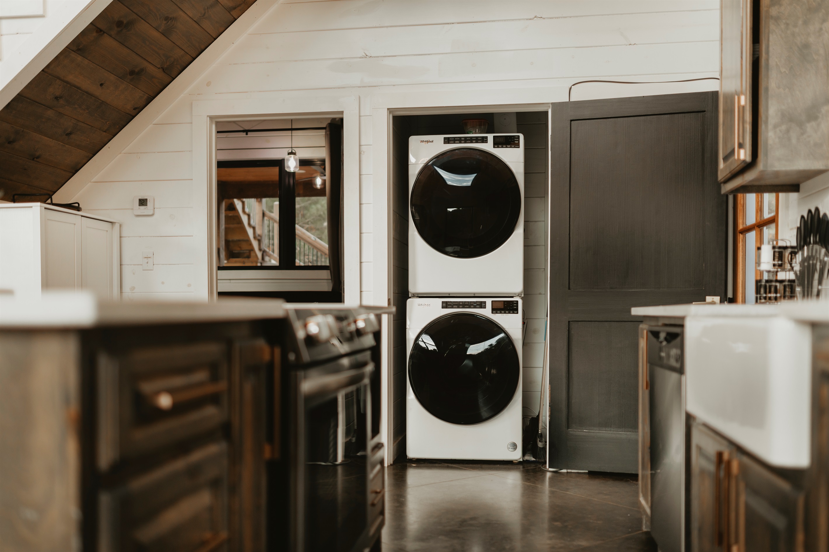 Convenient in-cabin laundry makes extended stays a breeze. With modern washer and dryer tucked right off the kitchen, you’ll have everything you need for a worry-free getaway—fresh clothes, more adventure, and no packing stress.