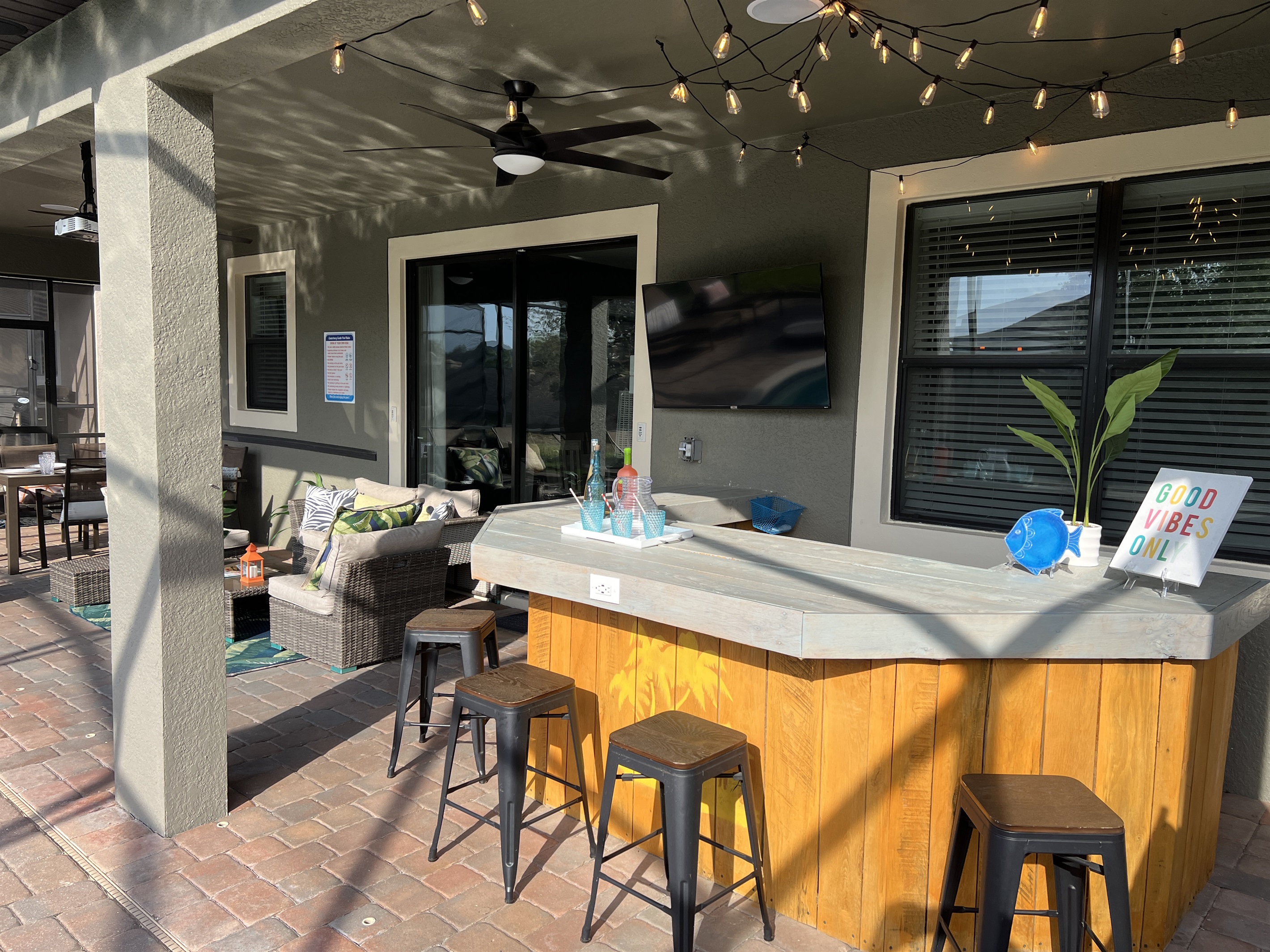 Bar Counter With TV And Drink Refrigerator