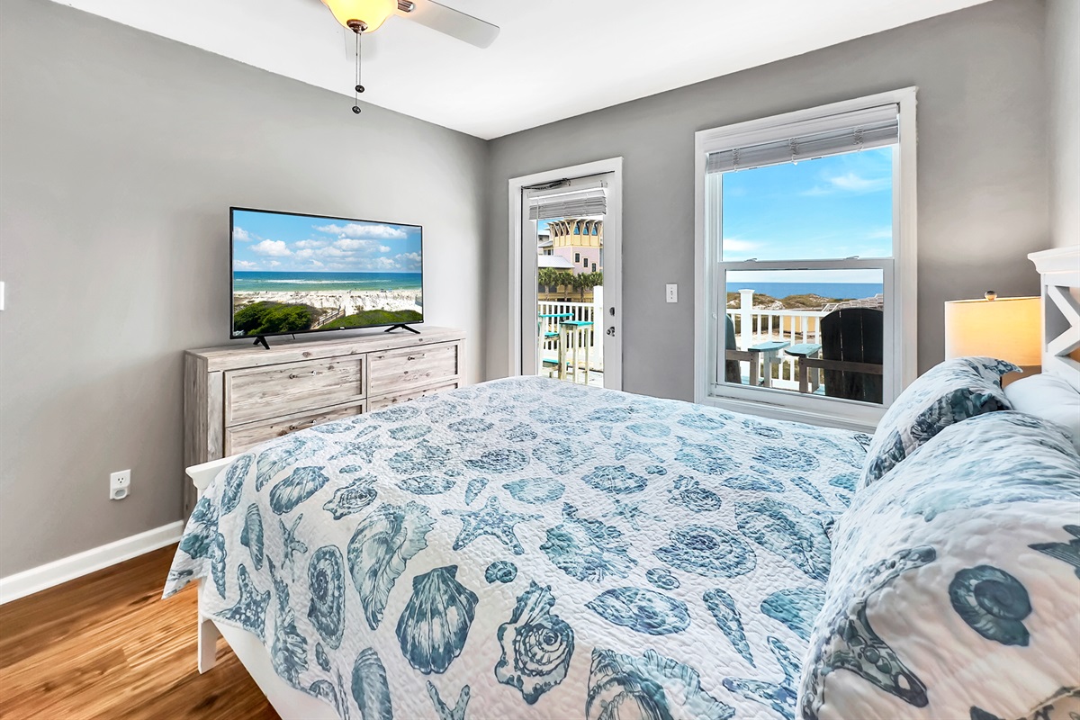 Queen Bedroom - Third Floor