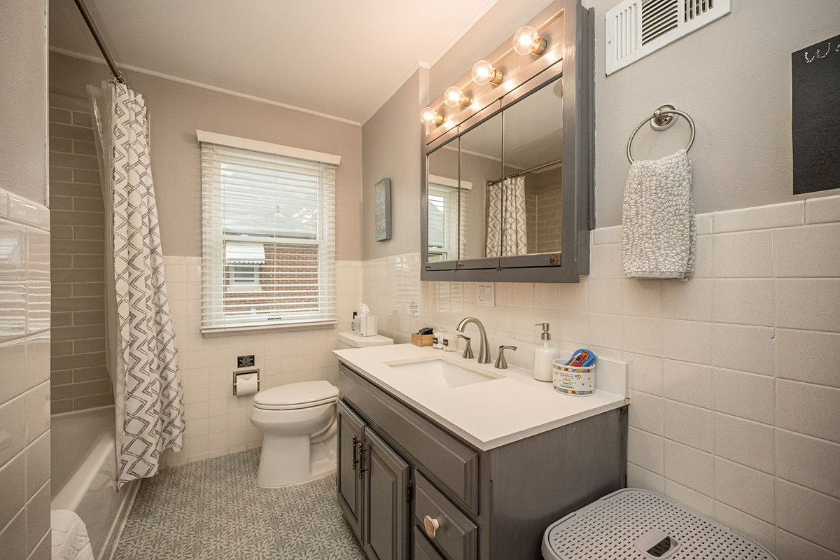 Main floor bathroom with a tub/shower combination.