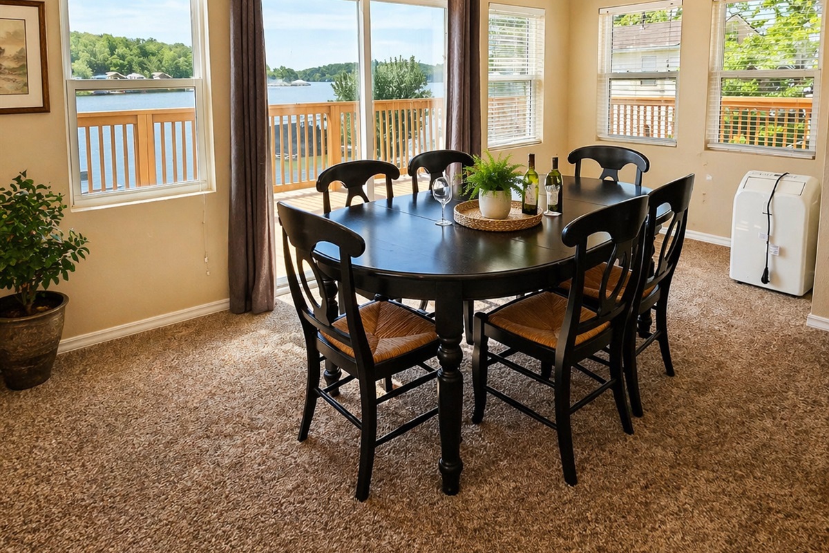 Buccaneer Bay 28 Dining