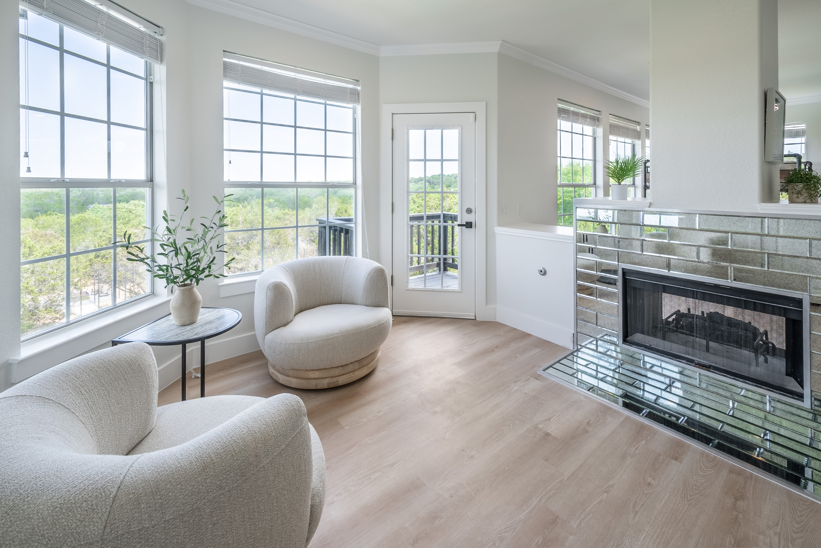 Sunlit lounge corner overlooking the peaceful Hill Country landscape.