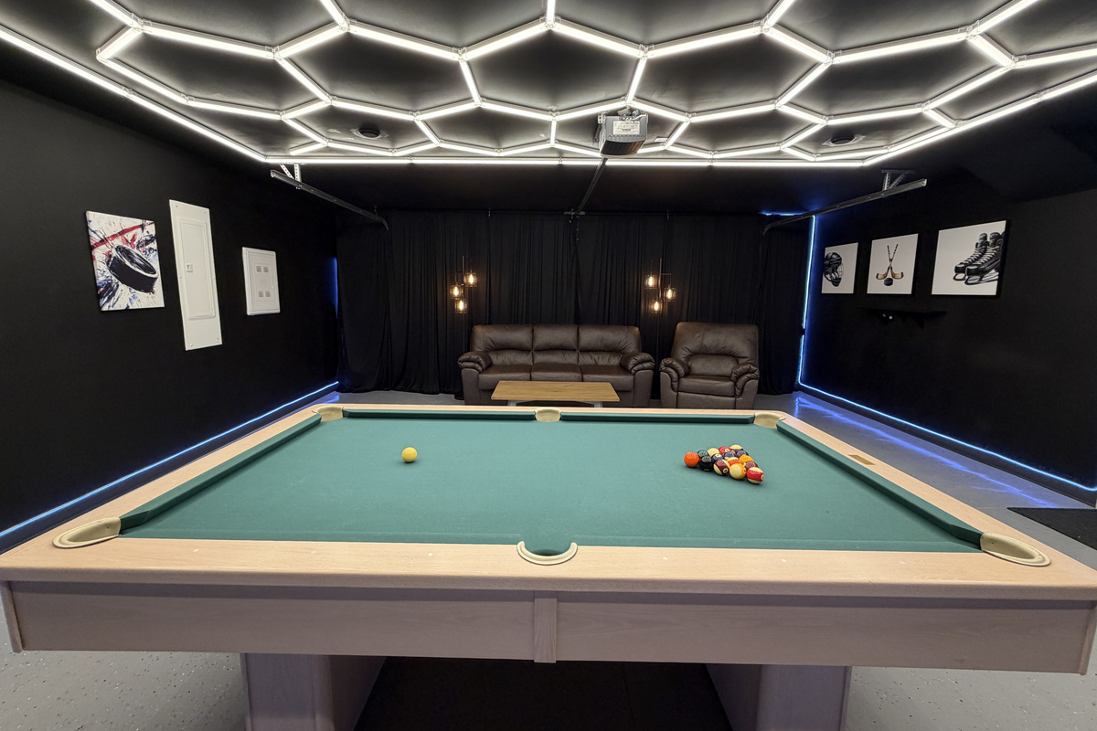 Garage Game Room. Arcade, Pool Table, Couch, Recliner 60" TV