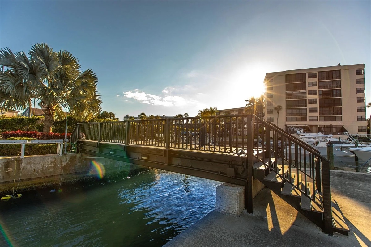 Evening ambiance near the waterway – peaceful and picturesque.
