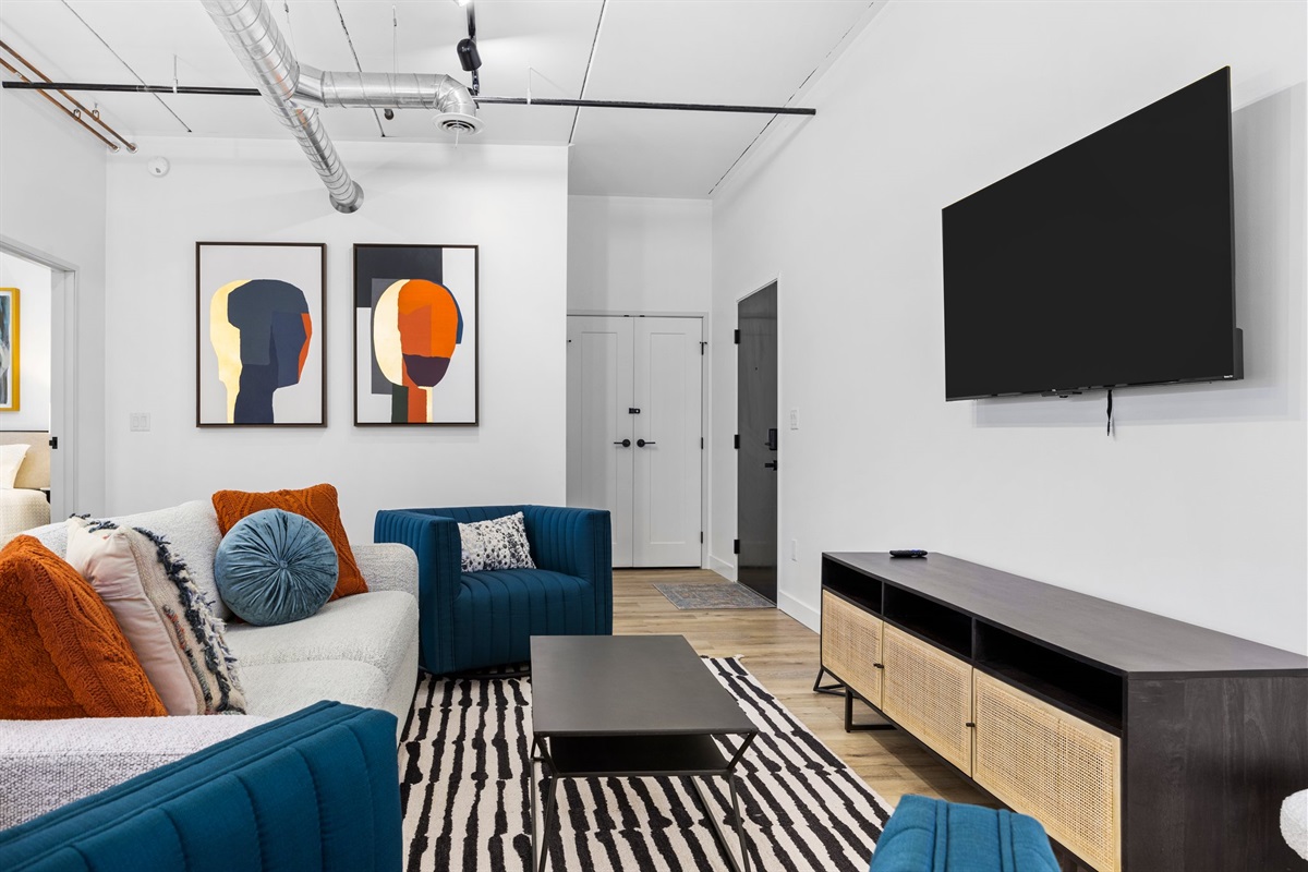 Bright and Chic Condo! Beds are a dream!