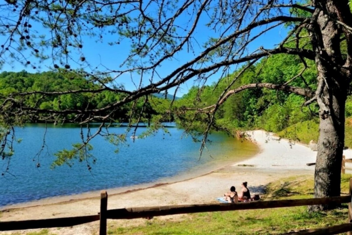 Access to private beach, lakes and river, open all year. Walking distance from cabin. There is also parking at the beach and river area.