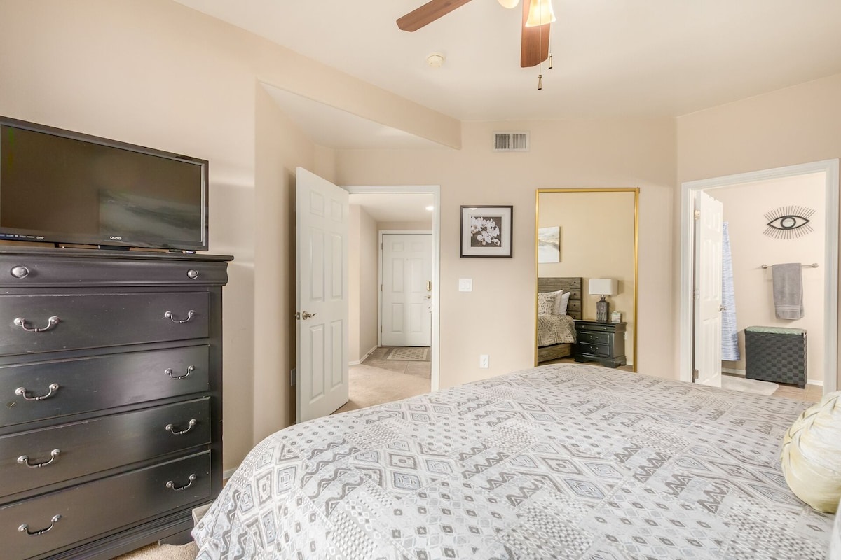 Main Bedroom with En Suite.  King Bed!
